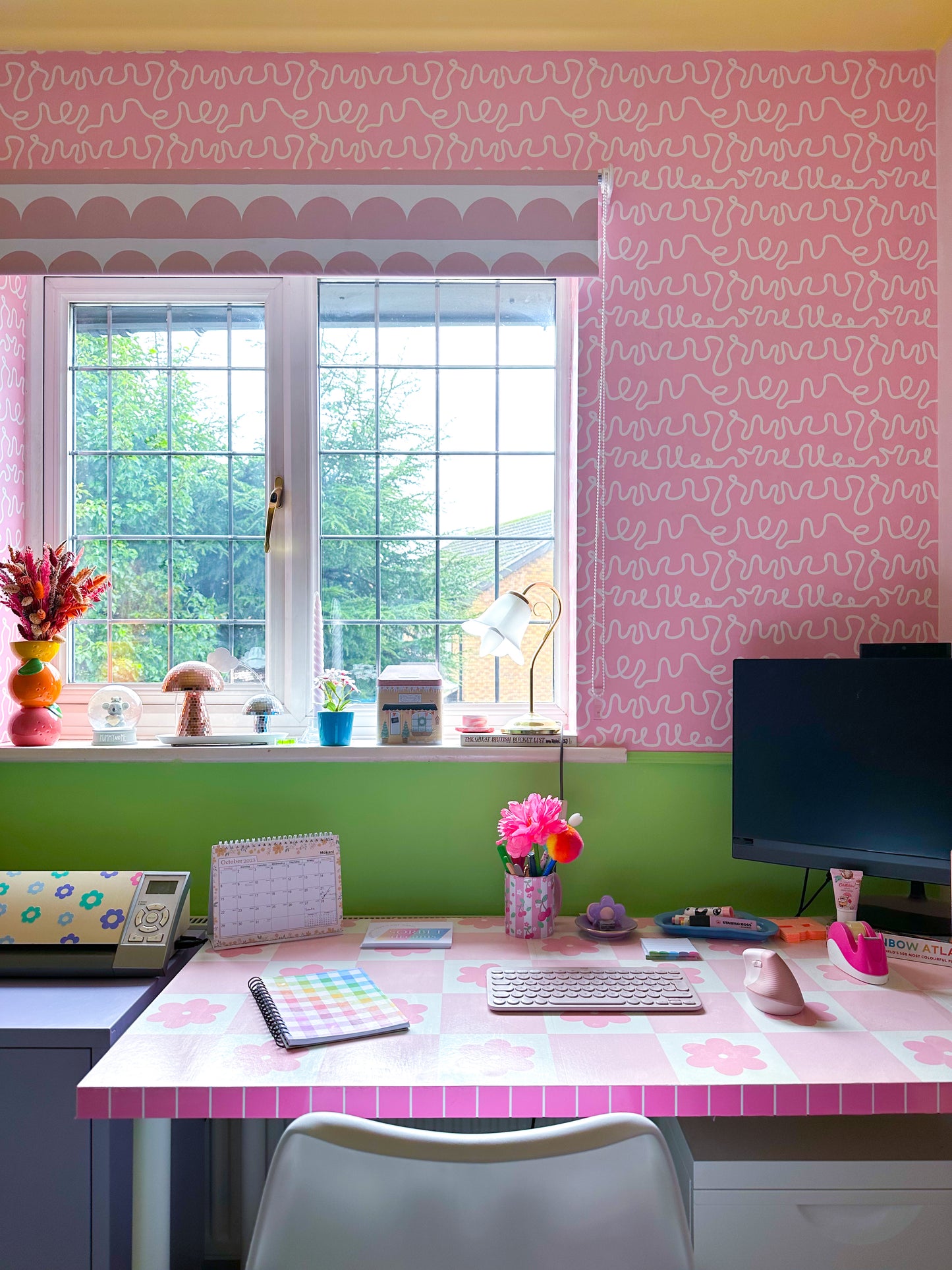 pink wallpaper with sribbles motif