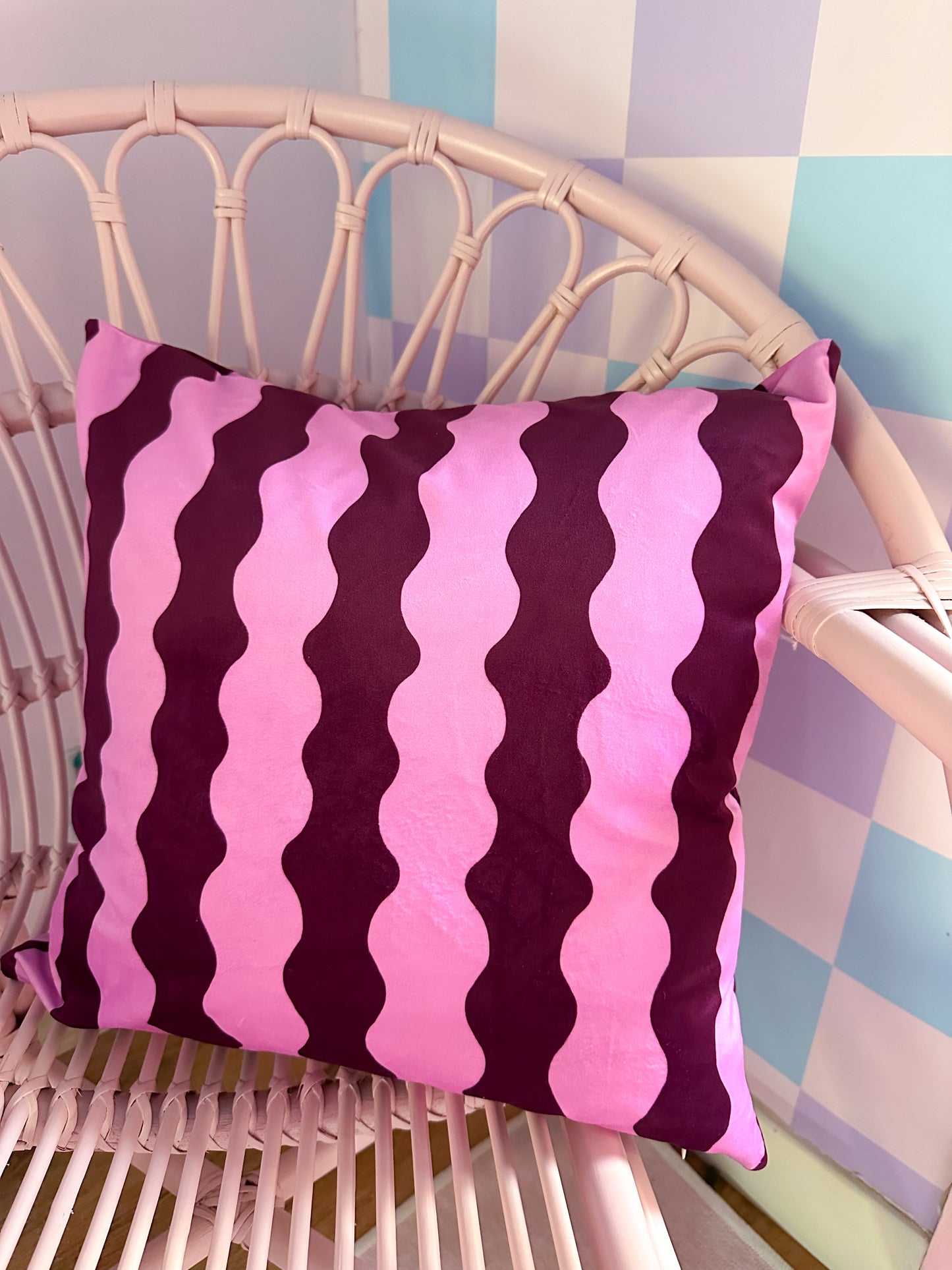 Wavy cushion in burgundy and pink