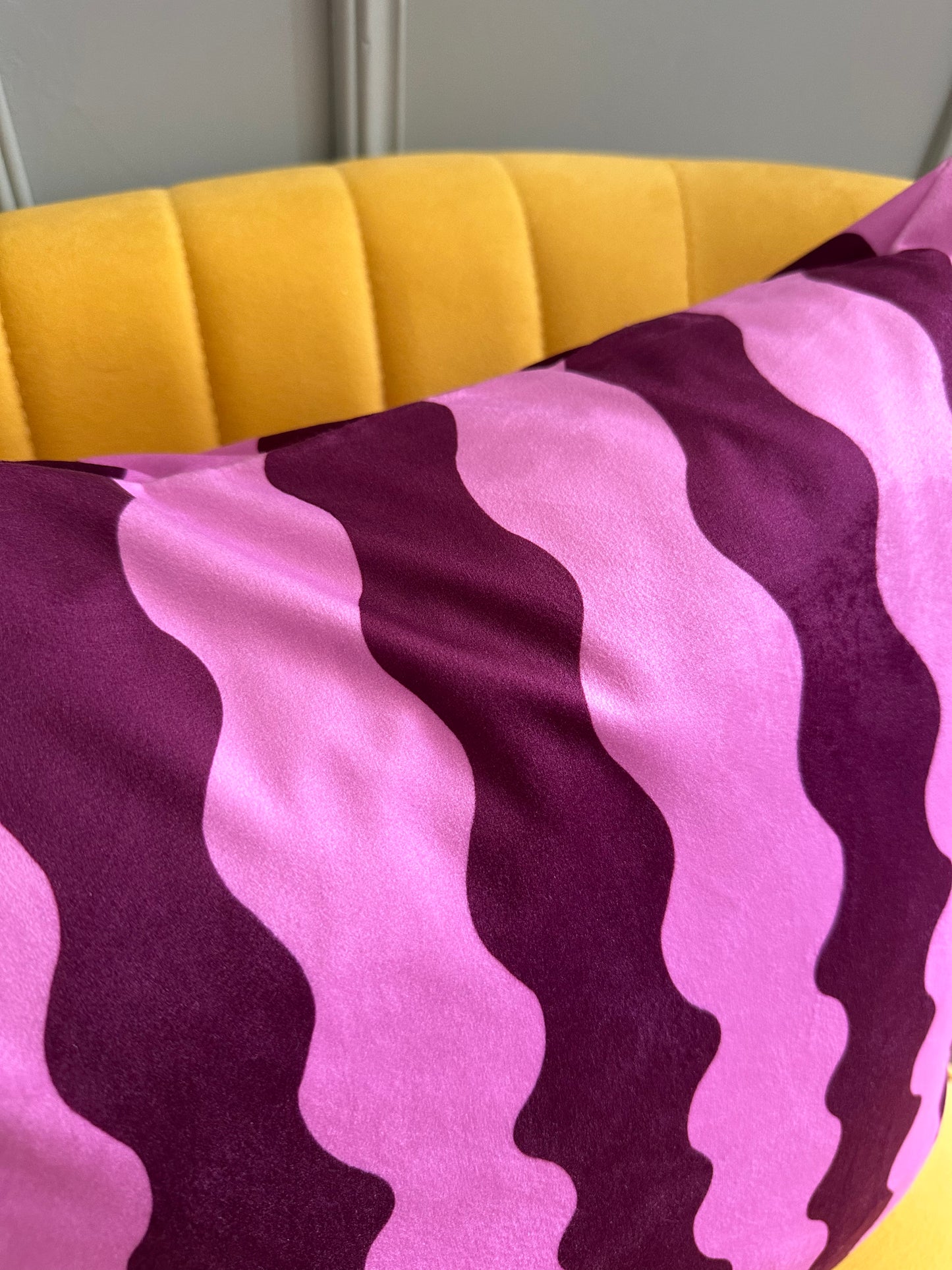 Wavy cushion in burgundy and pink