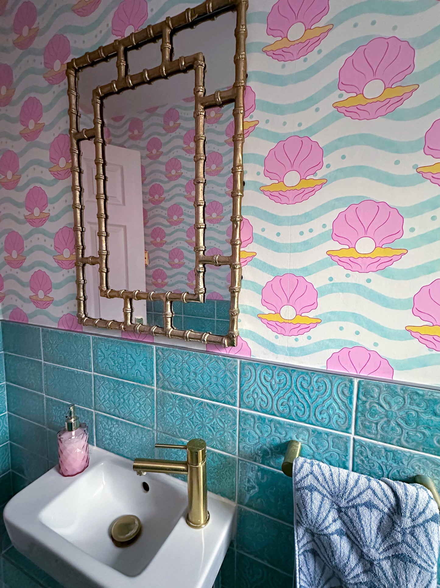 Sea shell bathroom wallpaper in blue, pink and yellow 