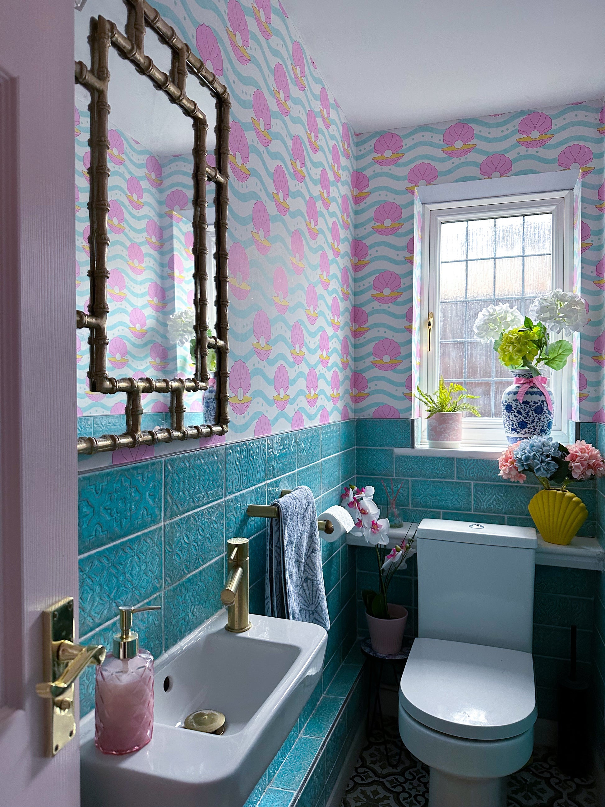 Clam shell sea theme wallpaper for bathrooms