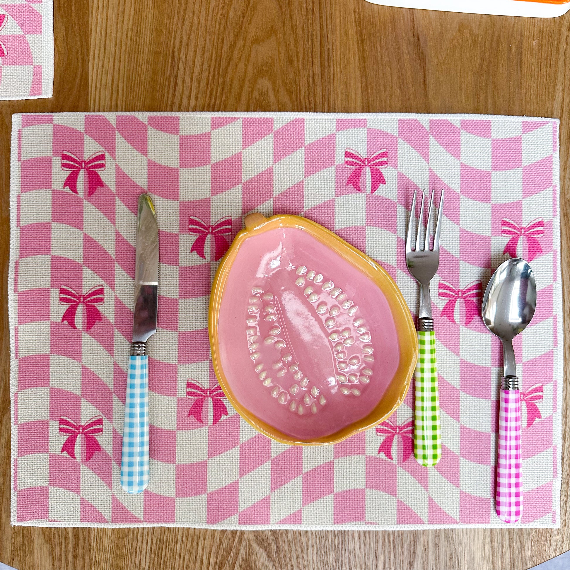 Checkered placemat with ribbons 