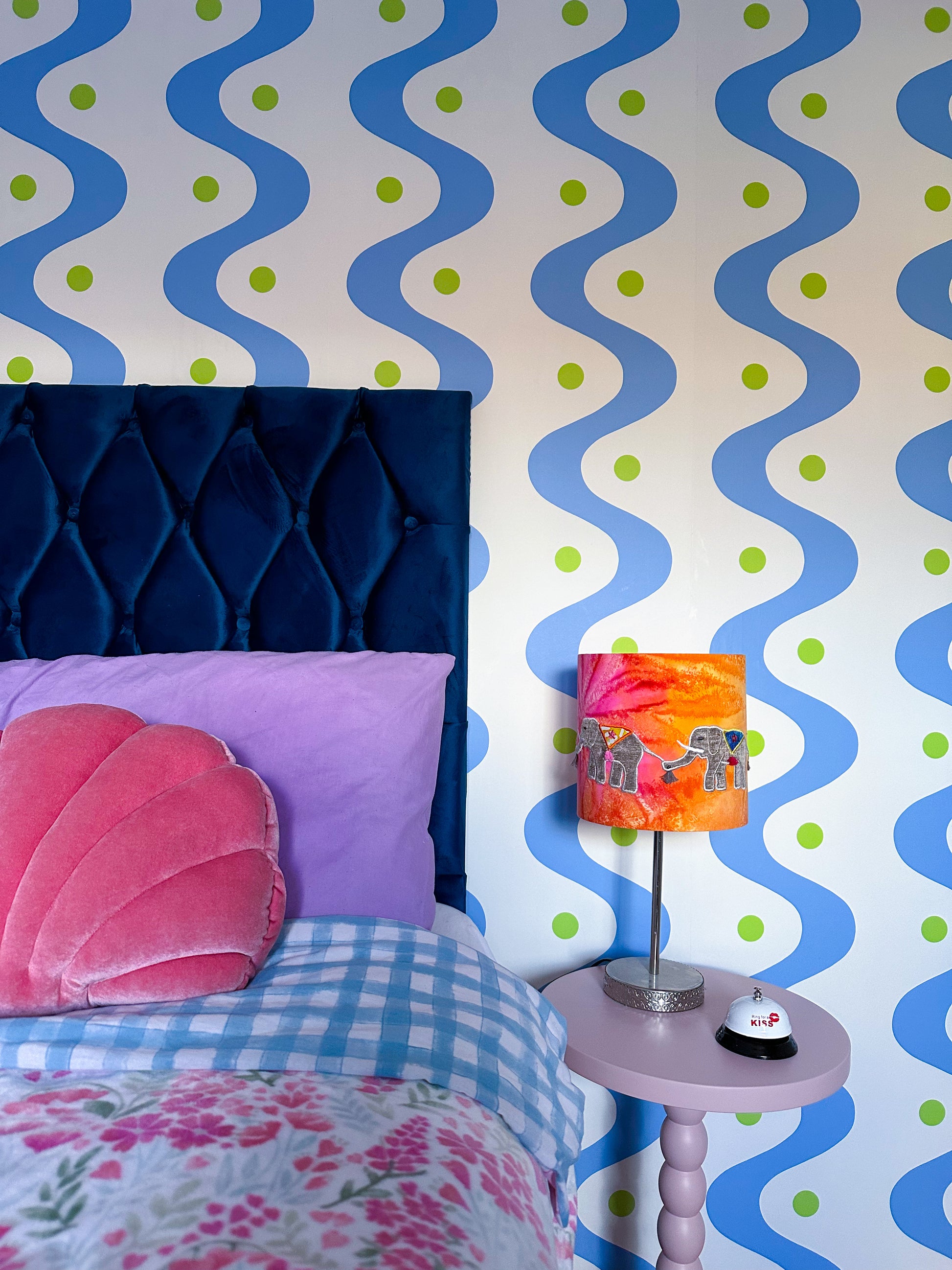 Wavy wallpaper in blue and green colours 
