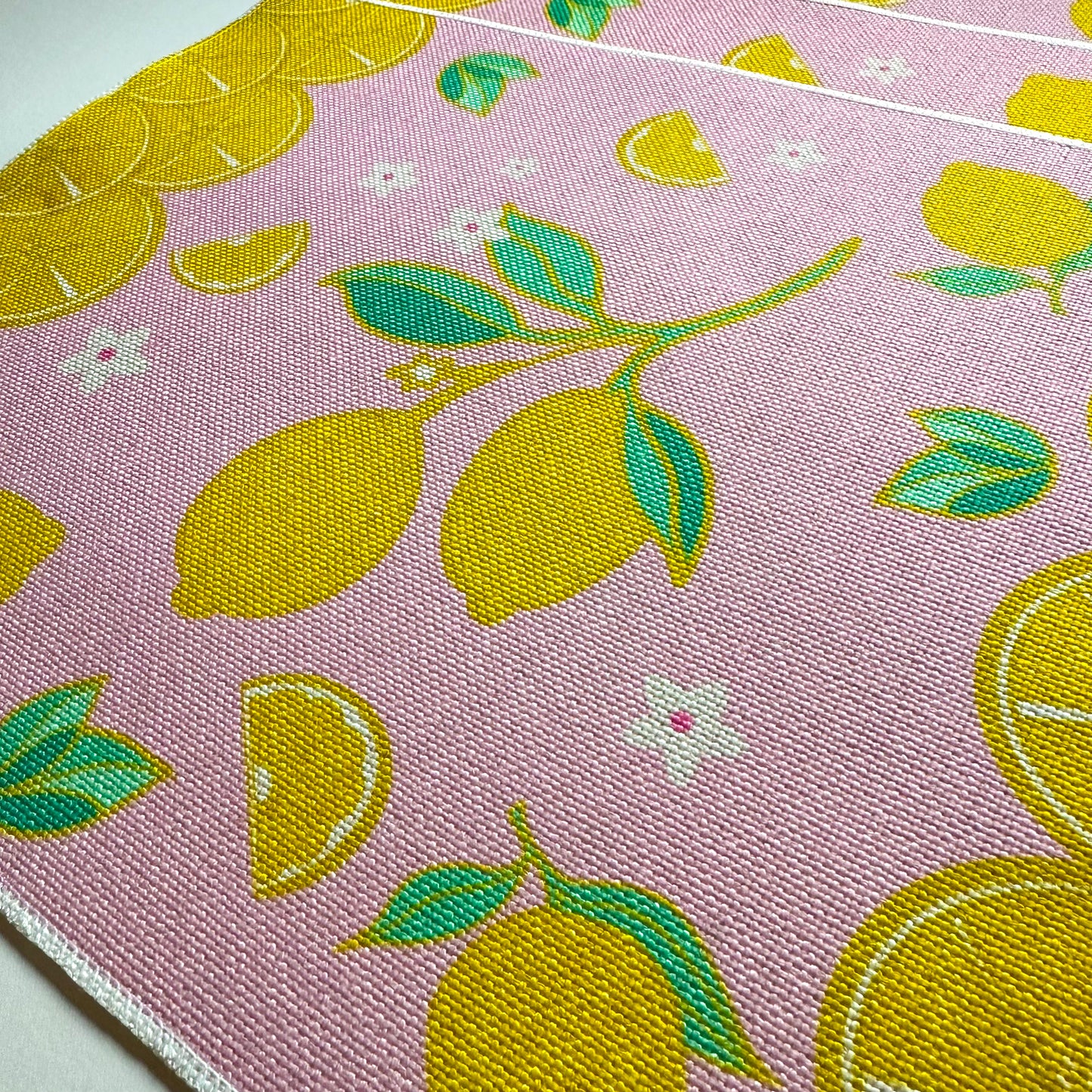 placemat with lemon design in yellow and pink colours