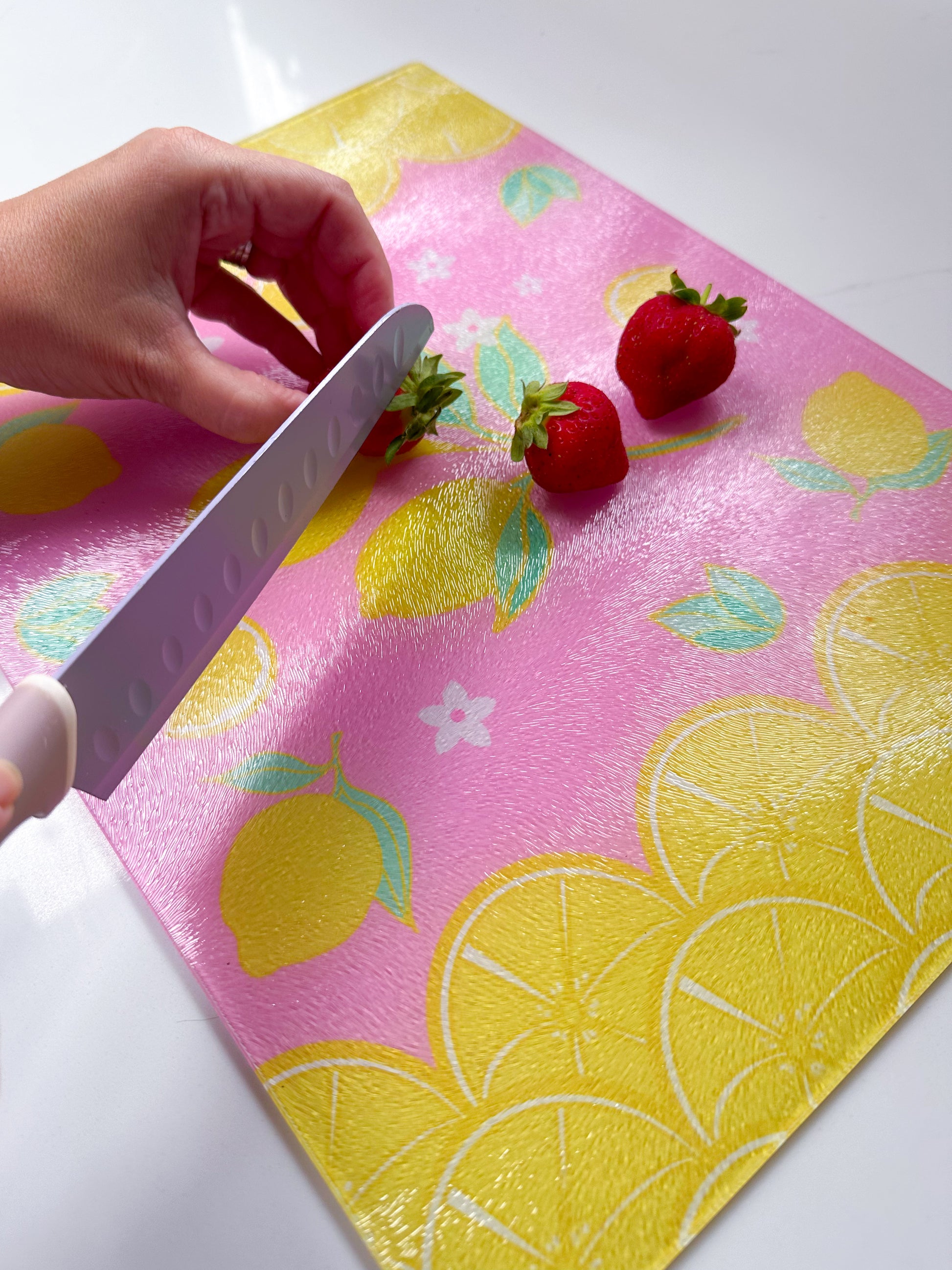 Lemon glass cutting board – citrus worktop saver for dopamine décor kitchens, summer kitchen accessories, dopamine décor kitchen, fruit-themed kitchenware